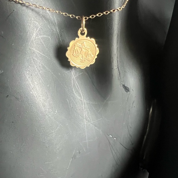 Hallmarked 10k yellow gold pendant and 10k yellow gold chain . - Picture 10 of 11